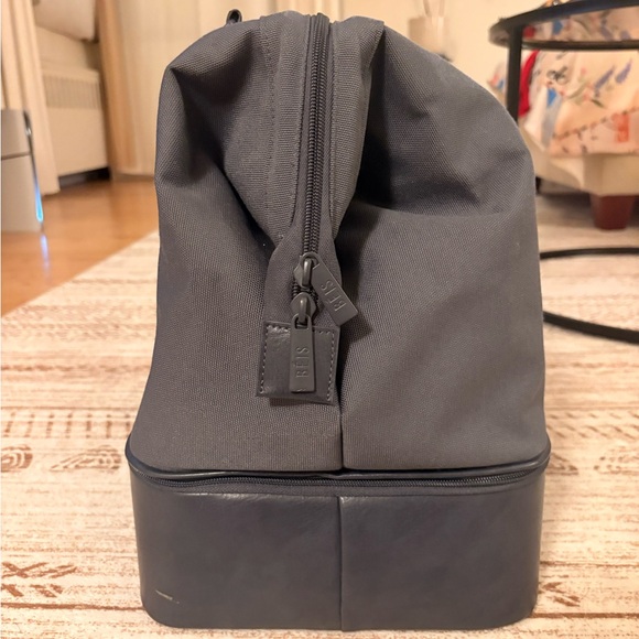 Béis The Convertible Weekender 
in Navy - Picture 9 of 16